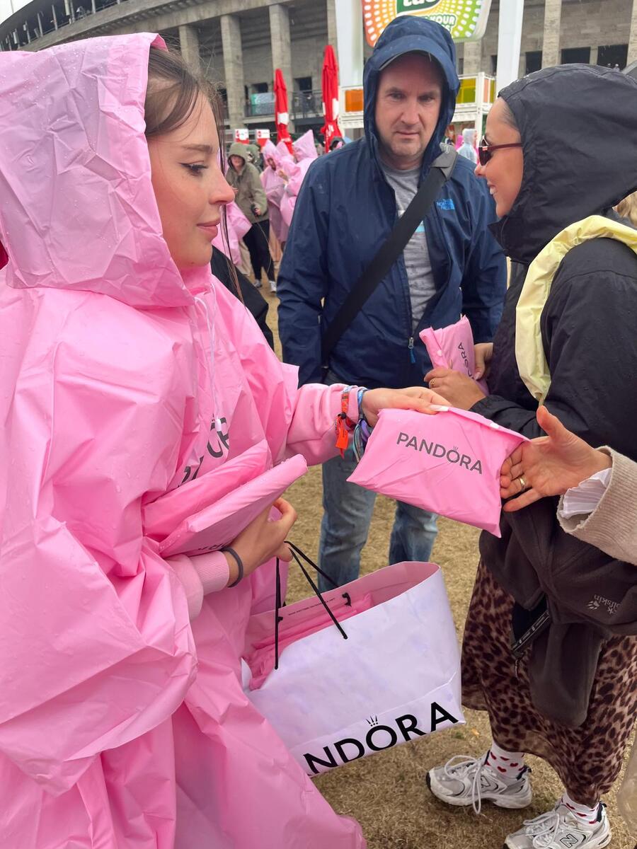 Wiederverwendbarer Regenponcho für unterwegs